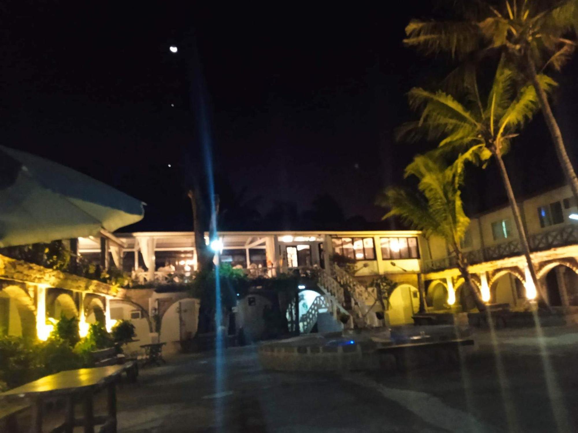 Sunbloom Beachfront Hotel And Restaurant Zambales Sinabacan Zimmer foto